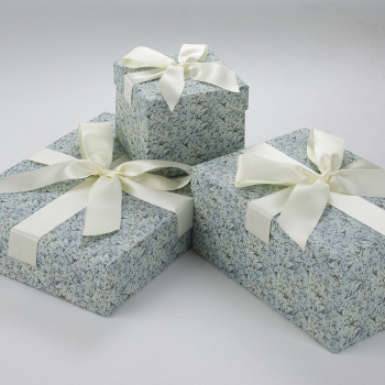 Die Accessoires-Boxen Blue Flower Dream eignen sich perfekt zum Verstauen Ihrer Hochzeitsaccessoires.